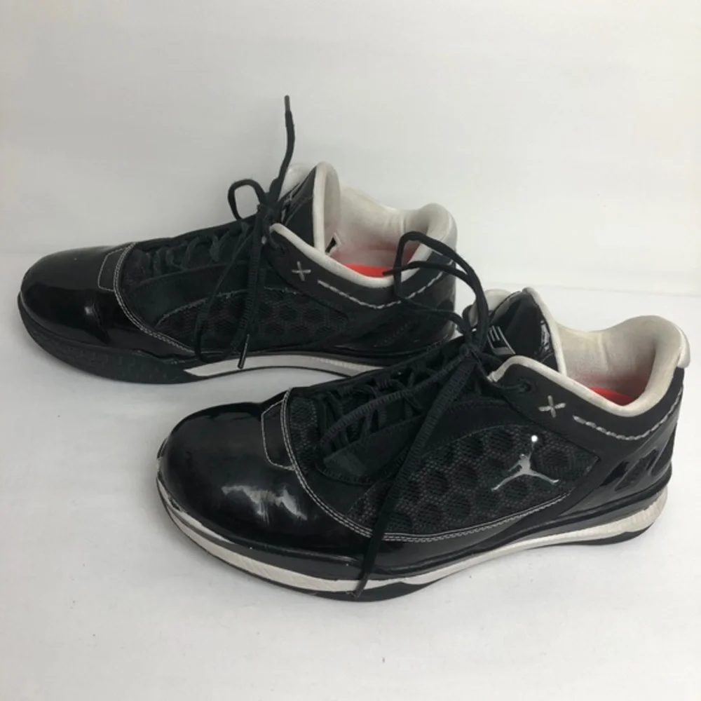 Air Jordan Black & White Sneakers Shoes ((Size 8))